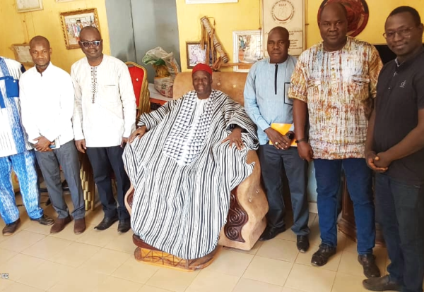 02 photo famille avec chef de dedougou.png vf (FILEminimizer)